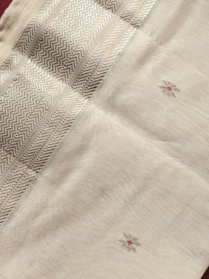 The pallu detail of our Onam special Maheshwari saree, showing the intricate silver zari work in a chevron pattern.