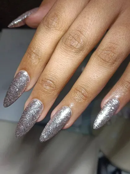 You can never go wrong with full glitter. These long, stiletto-shaped extensions are coated in silver glitter for maximum impact and sparkle.