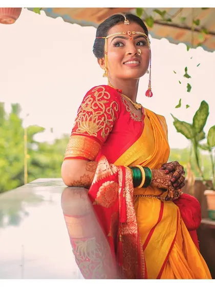 An absolutely balanced minimal look. Krutika looks radiant and comfortable, proving that you don't need heavy makeup to be a stunning bride.