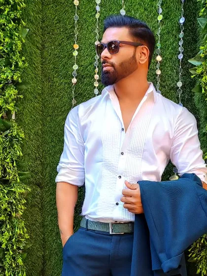 Another take on the smart-casual style. It's about looking authentic and feeling confident, no matter the event.
