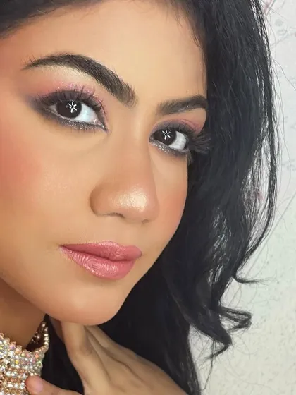 A detailed close-up of the soft glam look. You can see how the individual lashes add dimension and a subtle lift to the eyes, making them appear more awake and expressive.