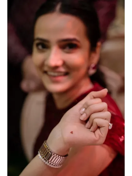 The bride, Nishna, shows off her simple and elegant mehendi. Her happy face says it all, a beautiful portrait of a bride enjoying her wedding festivities.