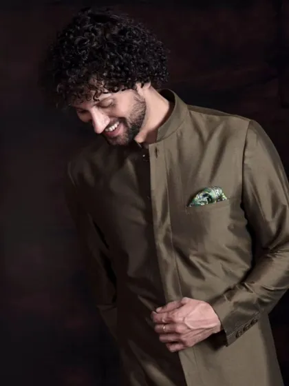 Elevate your style with this effortlessly sophisticated olive green kurta. The clean lines and simple pocket square are crafted to make every moment shine.