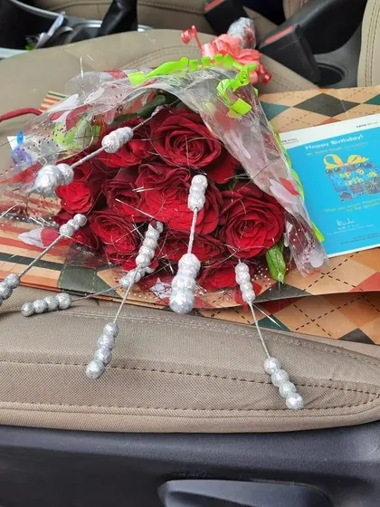 Your gift, ready for fast delivery. Here is a simple red rose bouquet paired with a gift bag, on its way to a customer in the Ghaziabad area.