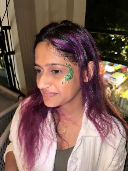 A green glitter crescent moon accented with tiny silver gems. This combination of glitter and gems adds texture and detail to the design.