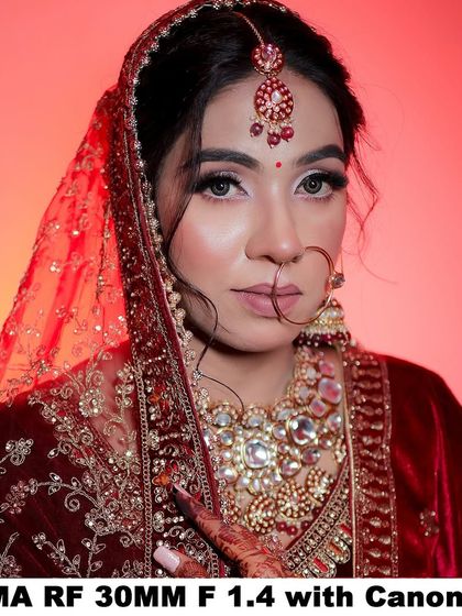 A direct and powerful portrait, where the bride's gaze connects with the viewer.