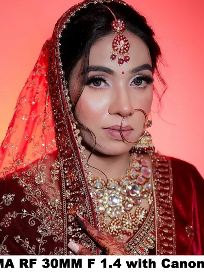 A direct and powerful bridal portrait, where the sharp focus on the eyes contrasts with the soft background.