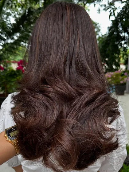 It’s always an honor when a client chooses me for their first-ever hair color. We kept it subtle and natural with these delicate highlights on a dark base for a gentle introduction to the world of color.