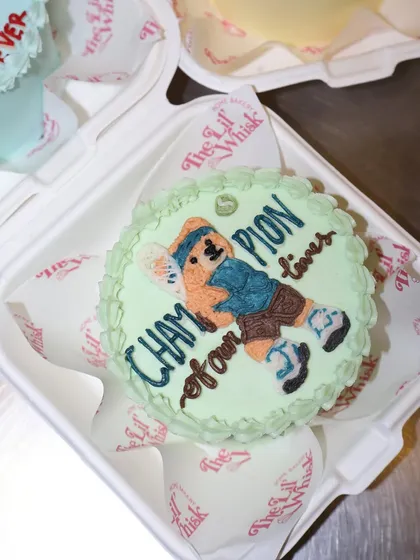 This Father's Day bento cake declares dad the "Champion of our lives," featuring a sporty teddy bear playing tennis.