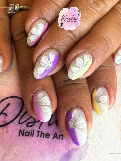Why settle for one shade when you can wear a whole palette? This colorful set features different pastel tips with beautiful, hand-painted white flowers.