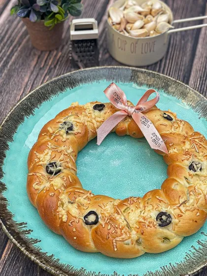 A closer look at the Jalapeño Olive Cheese Wreath, a delicious and festive bread perfect for any celebration.