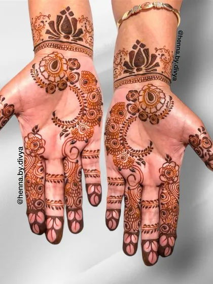 This design combines a lotus cuff with a beautiful paisley and floral trail. It's a lovely Indo-Western pattern that feels both traditional and contemporary, suitable for any celebration.