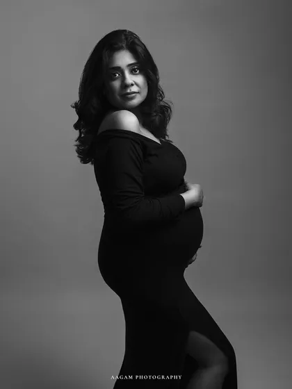 A softer, more direct gaze in this black and white maternity shot. It's a portrait of quiet confidence and anticipation.