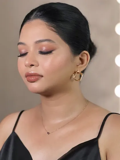 A slightly different angle of this glossy look. You can see how the skin looks smooth and radiant from all sides, which is crucial for photoshoots and video work.