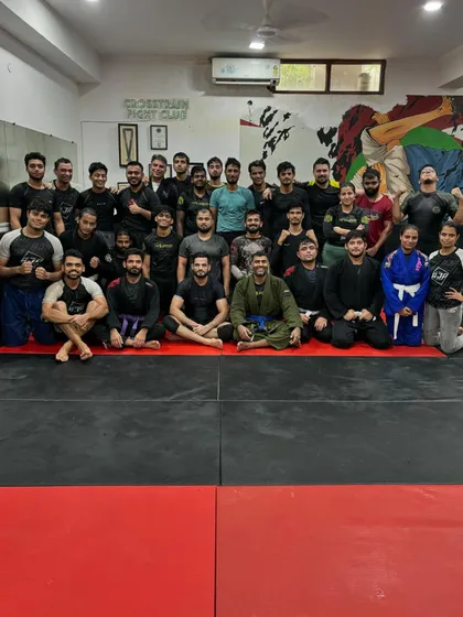 A full house for our Sunday Jiu-Jitsu session. We believe in overcoming fear and limitations together, and the mat is our laboratory for growth.