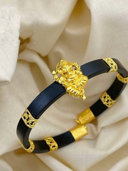 This kada features a beautifully detailed Ganesha motif, symbolizing wisdom and prosperity. It is made from 92.5 silver with gold plating, making it a premium accessory for any man.