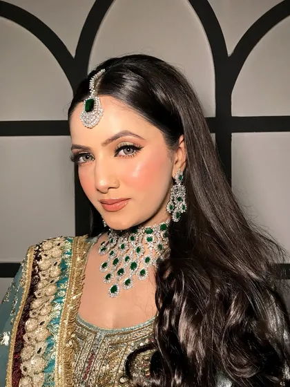 A close-up of the modern Pakistani glam look, her emerald and diamond maang tikka and necklace are the stars.