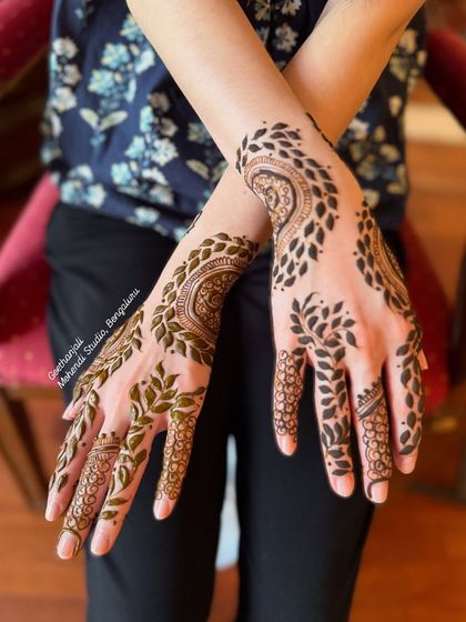 Another shot of the elegant leafy vine design.