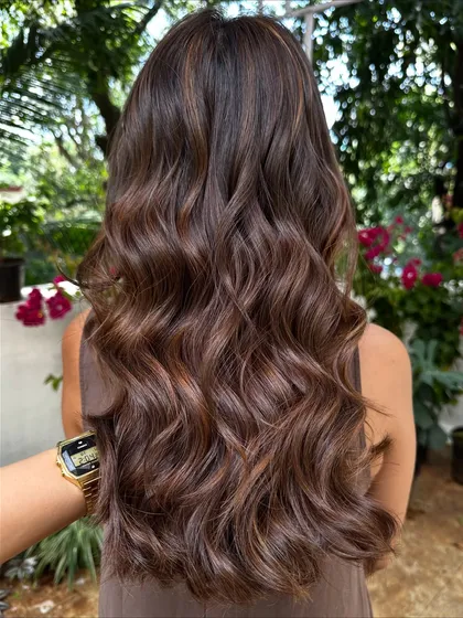 A perfect example of my 'Chestnut & Caramel' blend. This look is all about creating warm, natural-looking dimension. The caramel highlights are hand-painted to catch the light and make the rich chestnut base pop.