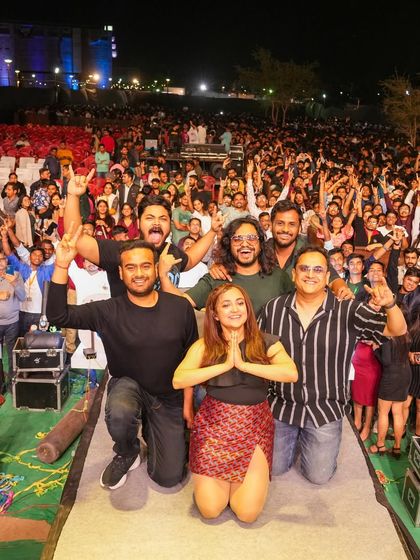 Another angle of Monali Thakur and her team celebrating with the student audience at IIT Jodhpur after a successful show.