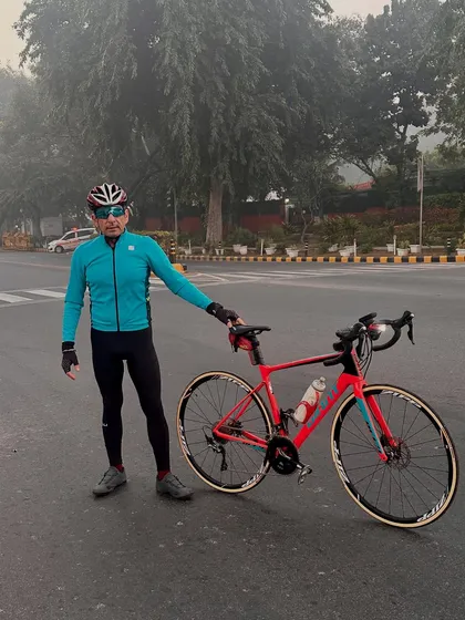 A rider and his Giant bike on a foggy Delhi morning.