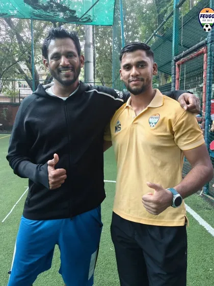 Our coach with Archis Patil, a moment of mutual respect between professionals dedicated to the sport.