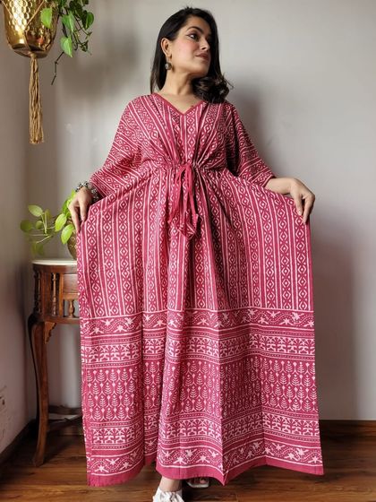 A beautiful pink kaftan with a traditional geometric hand-block print. The 52-inch length provides great coverage while remaining light and airy.