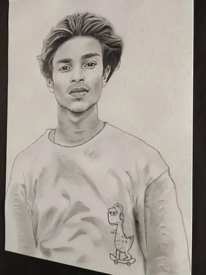 This is a commissioned artwork. I focus on the subtle details of facial structure and clothing to create a lifelike pencil drawing.