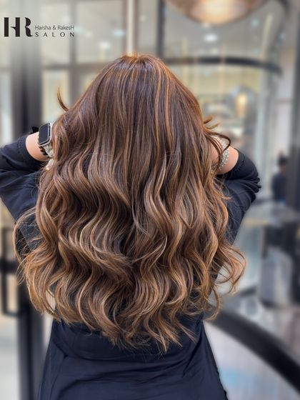 A full and voluminous balayage look, with highlights expertly placed to create maximum dimension and texture.