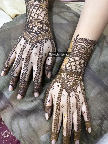 A beautiful hathphool (hand harness) style design, where the pattern on the fingers connects to the wristband, mimicking traditional Indian jewelry.
