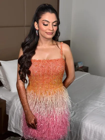 Snatched glam, perfected. This cocktail look is all about sharp angles and a glow that pops, with sculpted contours and flawless execution.