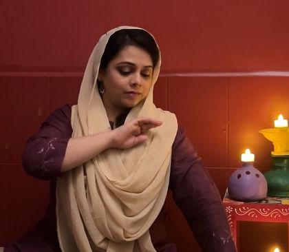 Exploring a poem by Rabia Basri, an early female Sufi poet. This was for a special performance called 'woman ki baat', where I used abhinaya to interpret her profound words.