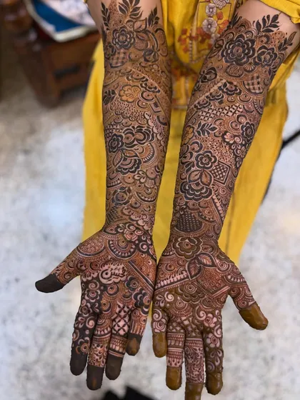 The full view of this intricate design. The diagonal flow of the pattern is very elegant and modern.