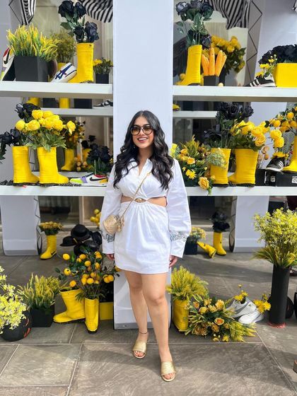 Effortless beachy waves for a casual yet chic daytime event. This style looks natural and is perfect for an outdoor setting.