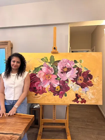 Here I am with a large-scale floral commission, one of my favorite subjects to paint. The vibrant magenta and deep rose tones are set against a glowing golden background, a technique I love for adding warmth and a touch of shine to any room.