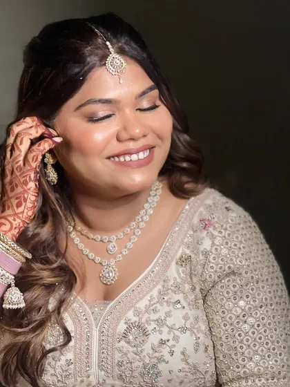 A modern and chic engagement look. The bride's makeup is glamorous and elegant, perfect for a stylish celebration.