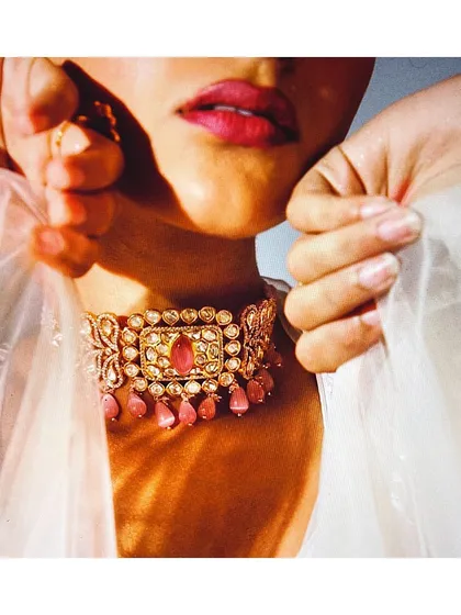 This image highlights a beautiful pink stone and polki choker. It's a perfect example of how adding a touch of color in the jewellery can tie an entire bridal look together.