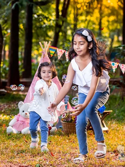 Sometimes the best moments are the unposed ones. For this outdoor sibling photoshoot, I just let these two sisters play with bubbles and be themselves, resulting in natural, joyful photos that truly show their bond.