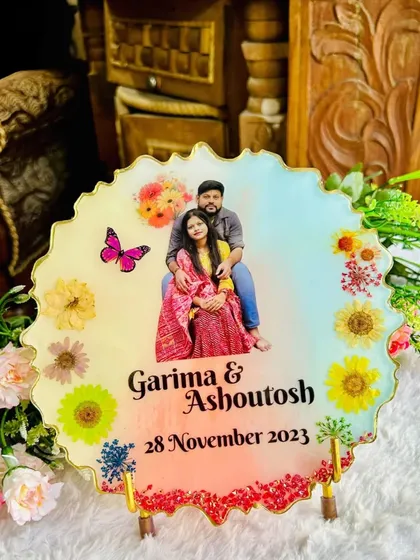 This custom 8-inch resin plaque is one of my most popular items. I preserve your photo, names, and a special date with real dried flowers, creating a beautiful and lasting keepsake for anniversaries or weddings.