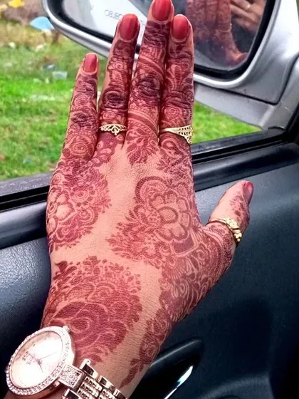 A beautiful, matured henna stain on the back of the hand. This style is perfect for guests or for festive occasions like Eid and Diwali, offering an elegant look without full coverage.