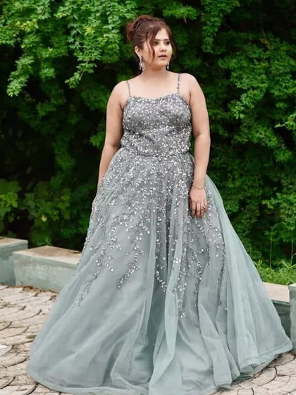 A confident pose in this stunning grey-blue party gown. It’s a versatile piece that works for many different formal events.