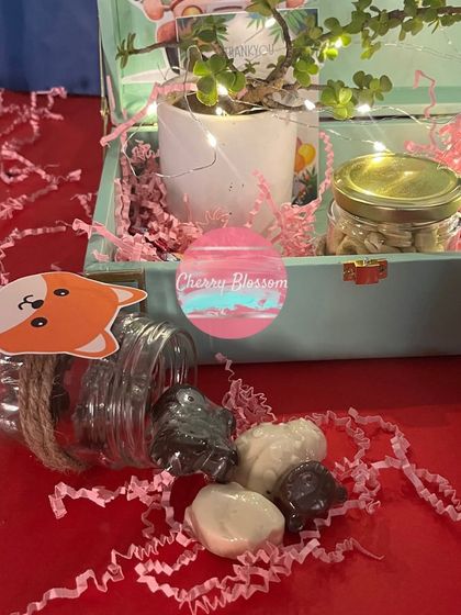 These jungle-themed luxury return gifts travelled to a destination birthday in Jim Corbett. The leatherette trunk box contained a jade plant, a jungle-themed mug, nuts, and our special animal-shaped handmade chocolates.