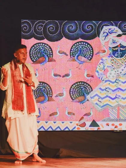 Pichwai artist Shan Bhatnagar sharing his deep knowledge of Nathdwara and Srinathji with the audience. His storytelling provides the context and narrative foundation for the performance.