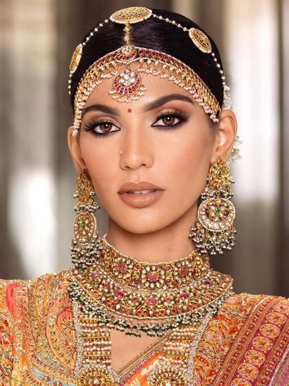 This South Indian inspired bridal look features classic temple jewellery. The makeup is defined by sharp, expressive eyes and a warm, radiant complexion that honors tradition while feeling modern.