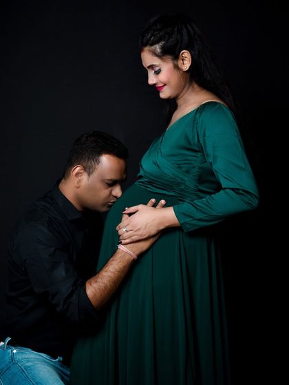 Involving the partner in this way creates a very personal and loving image. This pose, where the father-to-be kisses the baby bump, is a favorite for many couples during their pregnancy photoshoot.
