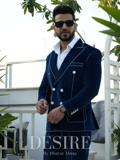 I used a rich, deep blue velvet for this double-breasted suit, accented with clean white piping to highlight its sharp tailoring. It’s a luxurious and commanding look for any formal occasion.