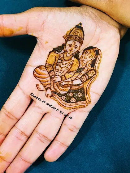 A lovely, simple portrait of Vithal and Rukmini on the palm. Even in a smaller space, I focus on capturing the essence and grace of the divine figures.