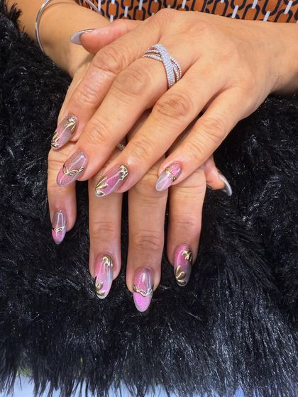 A beautiful and intricate design featuring a pink ombre base with delicate, swirling gold chrome accents. This look is both elegant and eye-catching.