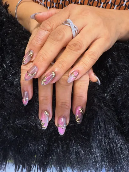 A beautiful and intricate design featuring a pink ombre base with delicate, swirling gold chrome accents. This look is both elegant and eye-catching.