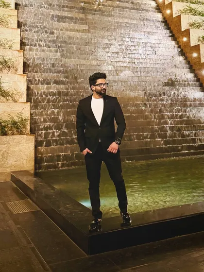 For corporate galas and elegant cocktail nights, the look is just as important as the sound. I ensure my presence complements the sophistication of your event.